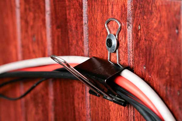 Cómo organizar los cables de tus aparatos electrónicos (y que no se acaben liando) 7 Moncloa organizar cables con cosas que tienes por casa