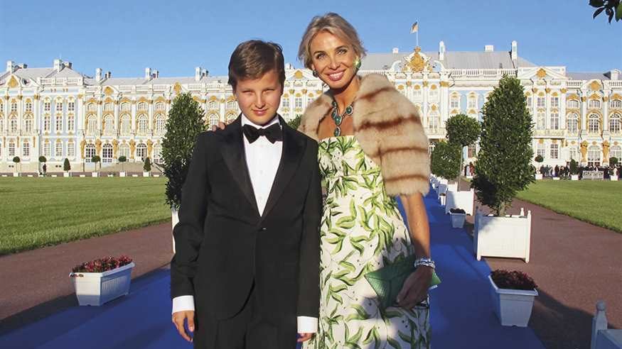 hijo corinna