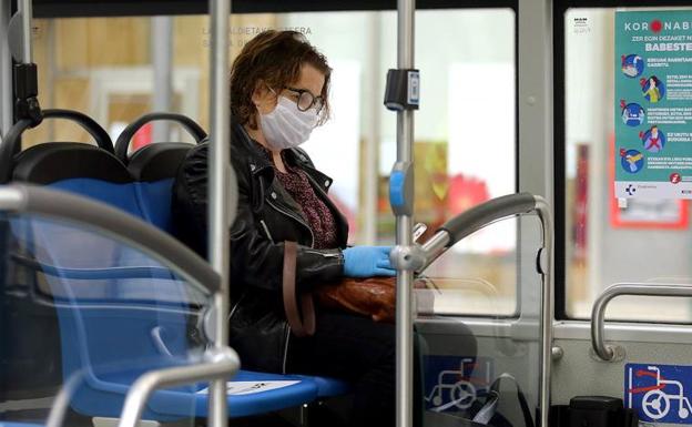 ¿Es obligatoria la mascarilla si voy en coche, moto, bici o patinete eléctrico? 3 Moncloa En el transporte público