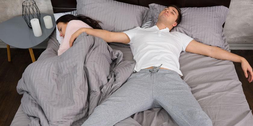 Según cómo duermas con tu pareja, así de fuerte es vuestra relación 7 Moncloa dormir estirado