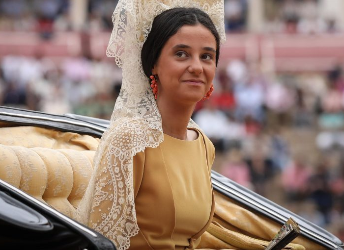 LA HIJA DE LA INFANTA ELENA COQUETEA CON VOX