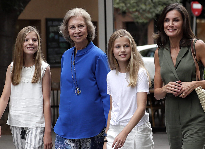 LAS VISITAS DE LA REINA SOFÍA A SUS NIETAS
