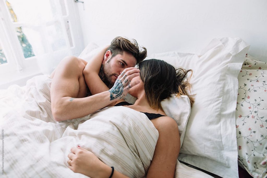 Las claves para descubrir que tu pareja no ha disfrutado tanto como crees en la cama 3 Moncloa besos abrazos