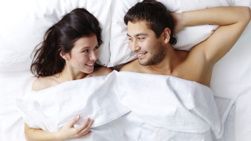 Las claves para descubrir que tu pareja no ha disfrutado tanto como crees en la cama 2 Moncloa pareja mirandose
