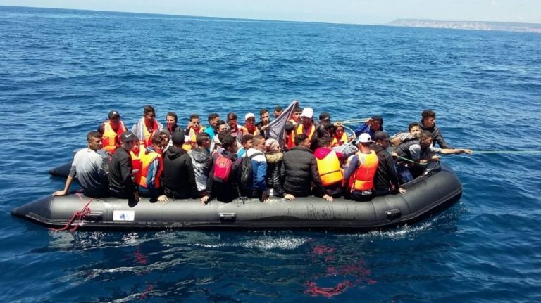 La llegada de migrantes irregulares a Canarias ha caído un 44,5% con 17.000 entradas frenadas por la Guardia Civil