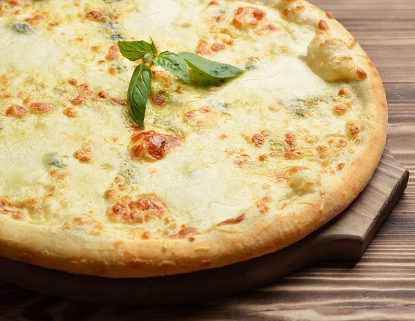 preparar pizza cuatro quesos