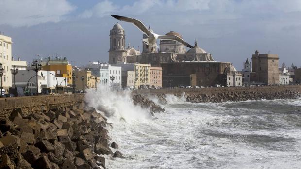 Cinco comunidades estarán hoy en riesgo por altas temperaturas, viento o fuerte oleaje