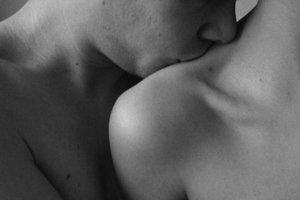 El beso: la forma de volverle loco con tus labios 5 Moncloa beso clavicula
