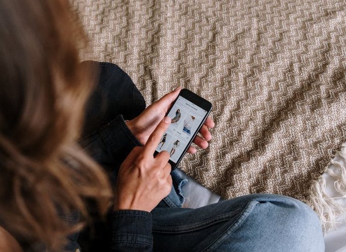 LOS PRODUCTOS QUE NUNCA DEBES UTILIZAR PARA LIMPIAR TU MÓVIL