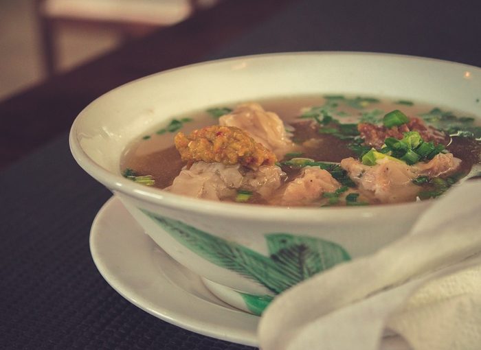 AÑADE LOS INGREDIENTES A LA OLLA