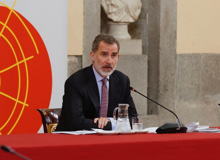 LAS INFANTAS, FUERA DE LA FAMILIA