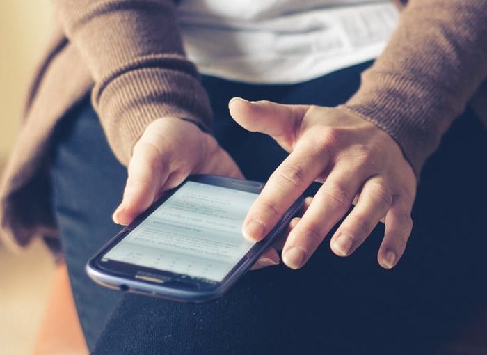 ¿CUÁNTO TIEMPO PUEDE ESTAR VIVO EL COVID-19 EN UN MÓVIL?