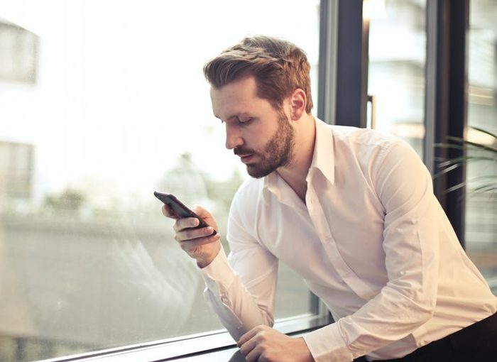 EVITA TENER EL SMARTPHONE SIEMPRE EN LA MANO