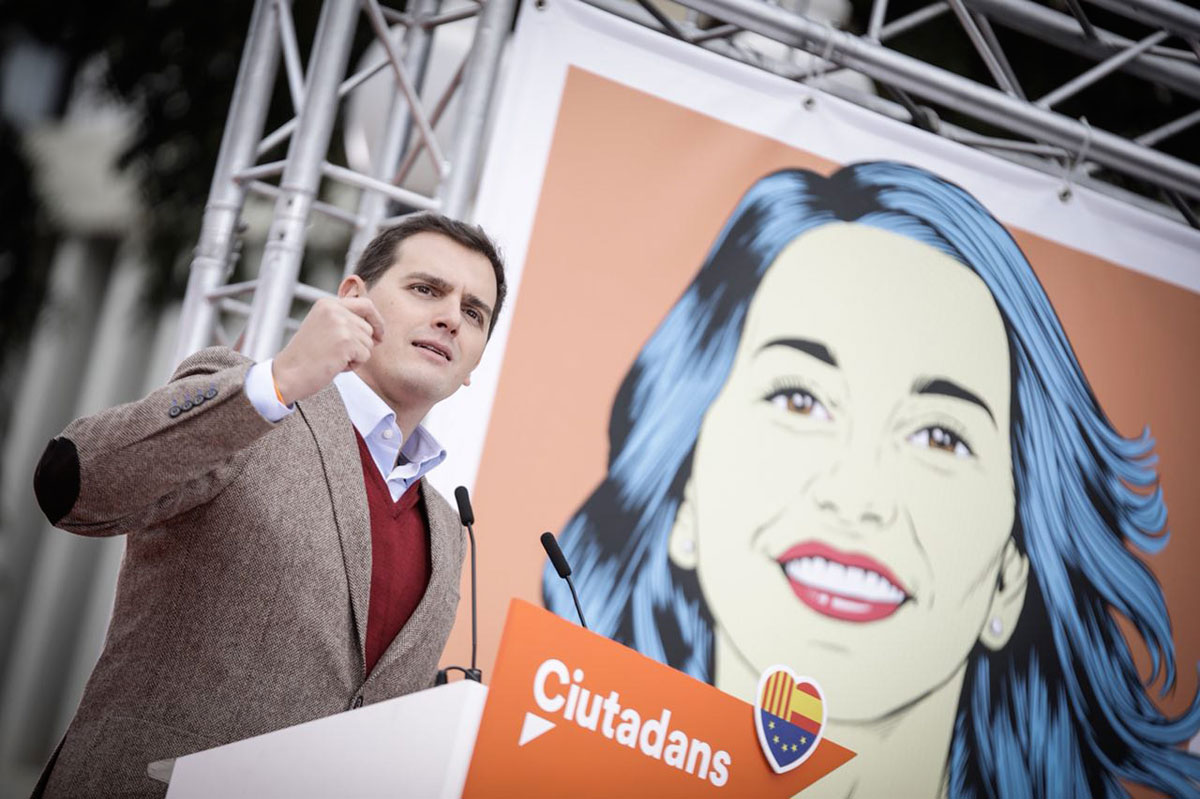 Rivera ante un mural de Arrimadas. Ciudadanos