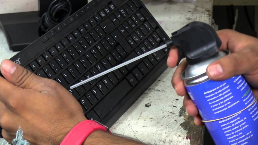 Cómo limpiar a fondo el teclado de tu PC 3 Moncloa Con aire a presión
