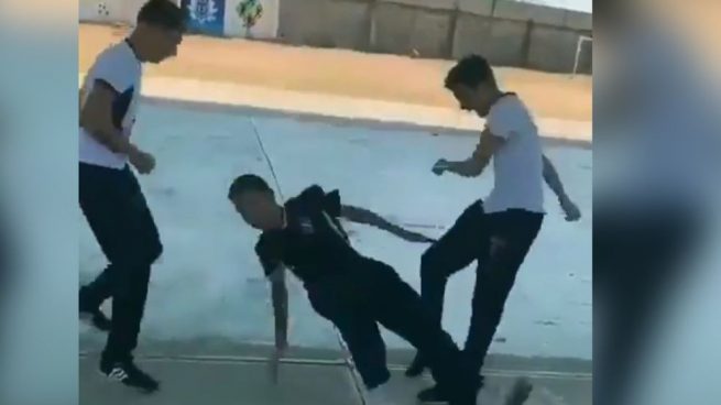 Alto peligro: Los retos más populares y de alto riesgo de TikTok 6 Moncloa Rompecraneos, retos peligrosos en TikTok