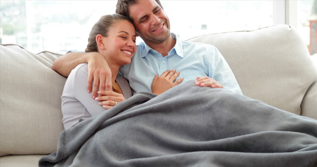 Según cómo te sientes en el sofá, así es tu relación de pareja 5 Moncloa abrazandose medio