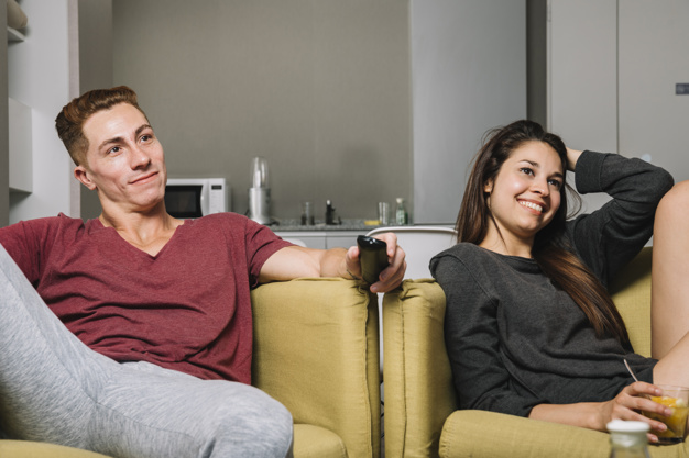 Según cómo te sientes en el sofá, así es tu relación de pareja 3 Moncloa lado pareja