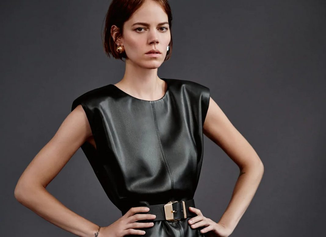 VESTIDO EFECTO PIEL CON CINTURÓN
