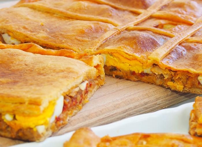 ESTIRA LA MASA Y METE LA EMPANADA DE ATÚN CON TOMATE EN EL HORNO