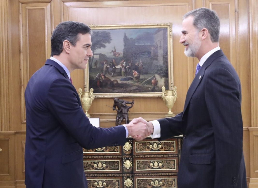 PEDRO SÁNCHEZ EVITA DAR SU OPINIÓN SOBRE LA REINA EN SU LIBRO