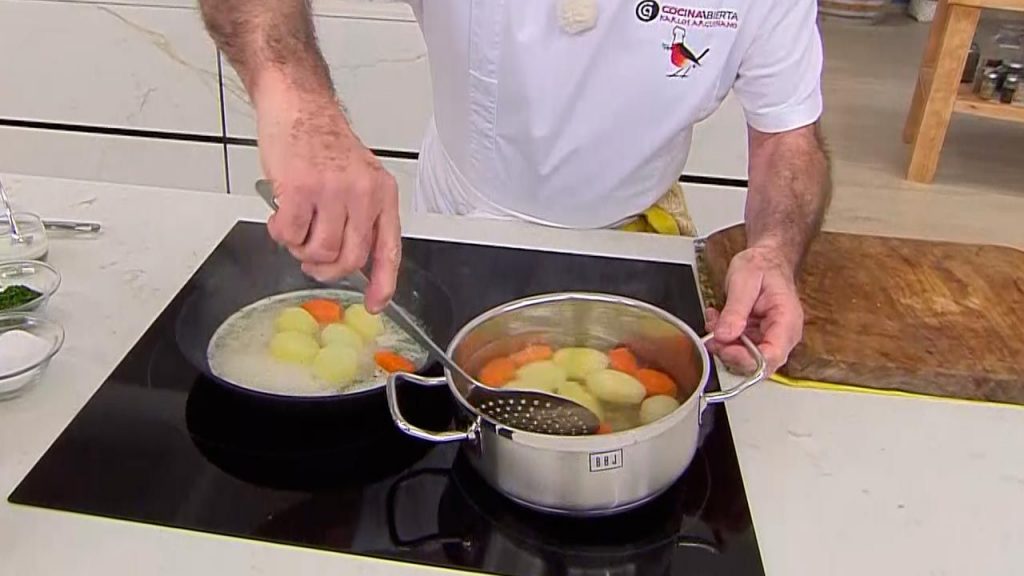 Cómo hacer la merluza rellena de gambas de Arguiñano esta Navidad 4 Moncloa La imagen tiene un atributo ALT vacío; su nombre de archivo es patatas-y-zanahorias-cocidas-1024x576.jpg