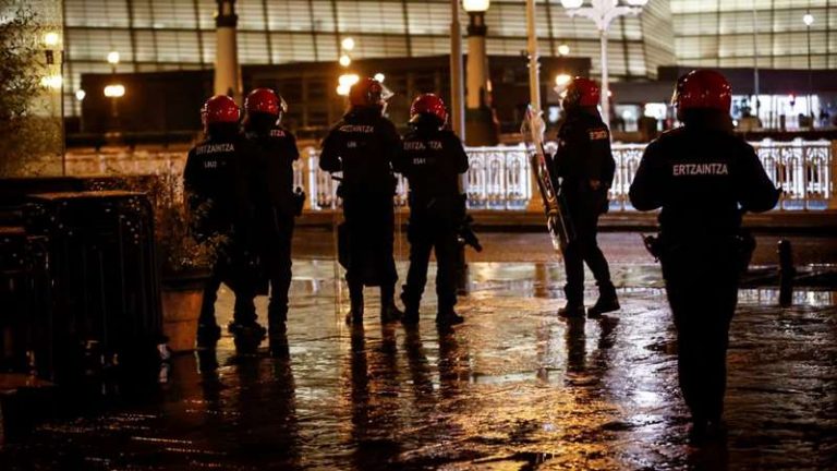 Los ertzainas cercados por el frío y la humedad en la comisaría de San Sebastián