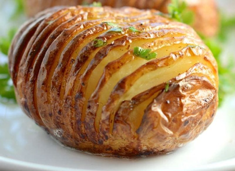 Patatas Hasselback: la receta más fácil de Chicote con un sabor “de llorar”