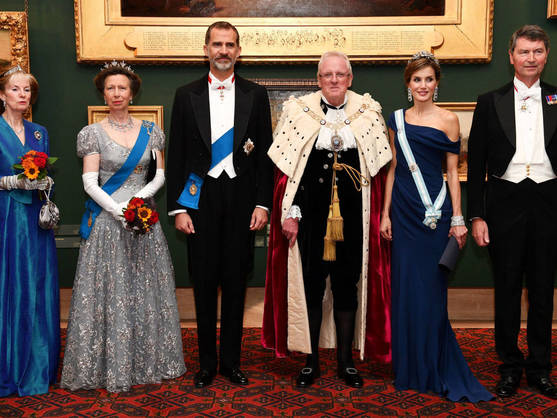 Reina Letizia outfits