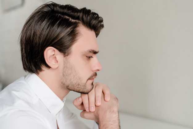 Consejos que puedes dar a una persona que acaba de romper con su pareja 4 Moncloa hombre pensando