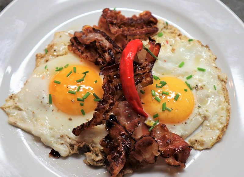 PREPARAR UN HUEVO FRITO EN MICROONDAS SIN ACEITE