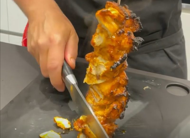 PREPARANDO LA BROCHETA DEL KEBAB