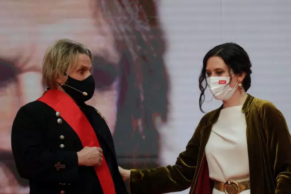 Nacho Cano denuncia a la jueza de su caso por "vulneración de derechos fundamentales y prevaricación" 2 Moncloa Nacho Cano con Isabel Díaz Ayuso.