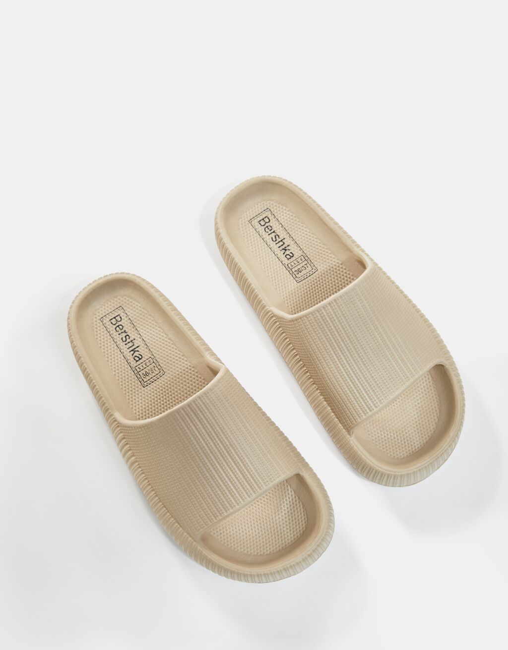 sandalia plana bershka