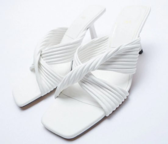 sandalias tiras plisadas