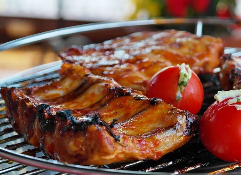 Así le saca todo el sabor Chicote a las costillas