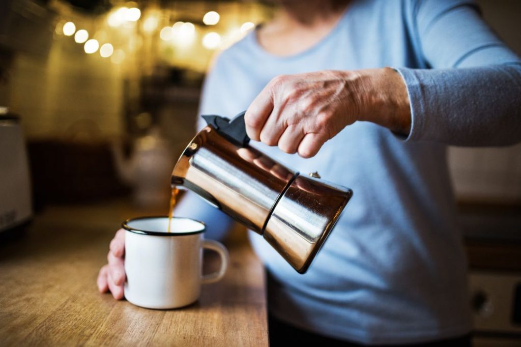Por la mañana o por la tarde: ¿Cuándo es mejor tomar café? 1 Moncloa Dependiendo del organismo de las personas