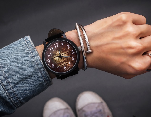 reloj fondo madera
