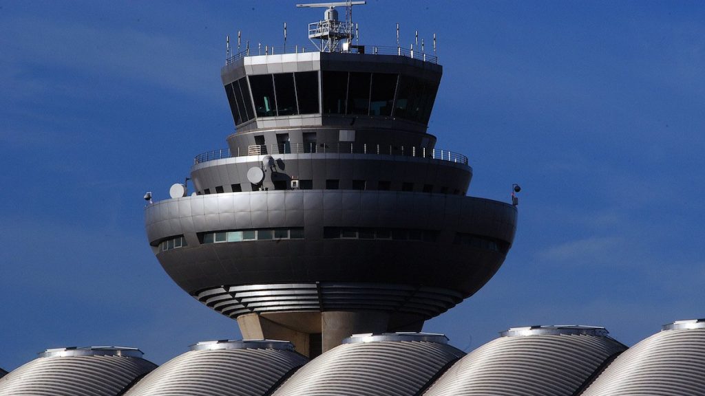 Así se orquestó la huelga de los controladores: un hotel, un mensaje y cientos de bajas laborales 1 Moncloa torre barajas Moncloa