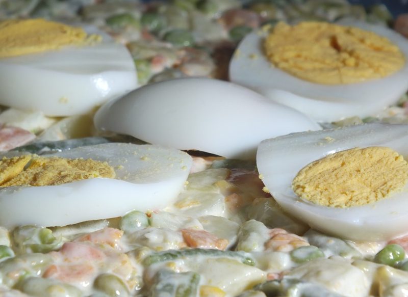 INGREDIENTES PARA PREPARA LA ENSALADILLA RUSA QUE COMEN EN RUSIA