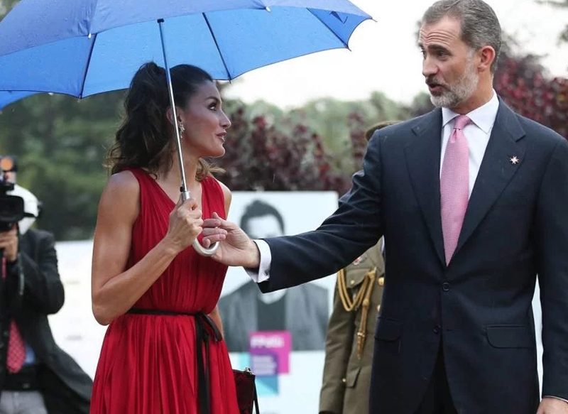 EL GESTO DE LA REINA LETIZIA CON FELIPE VI EN GIRONA