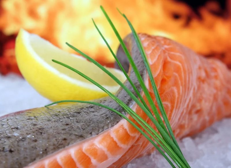 EL MOTIVO POR EL QUE NUNCA DEBES QUITAR LA PIEL ANTES DE COCINAR EL SALMÓN