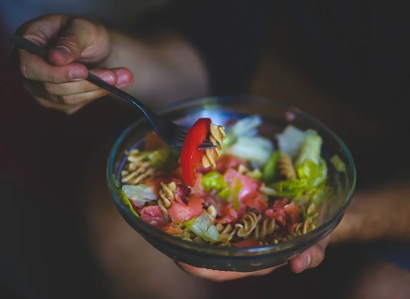 LA DEGUSTACIÓN DE LA ENSALADA DE PASTA ALIÑADA