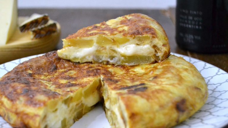 Cómo hacer una tortilla de patatas con 4 quesos que esté de escándalo