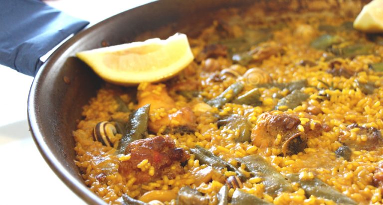 Paella: el motivo por el que debes usar agua y no caldo