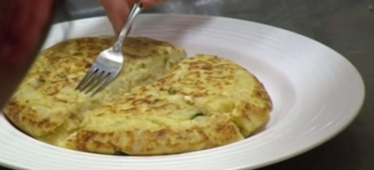 La tortilla de bacalao de Chicote que le da mil vueltas a la de patata