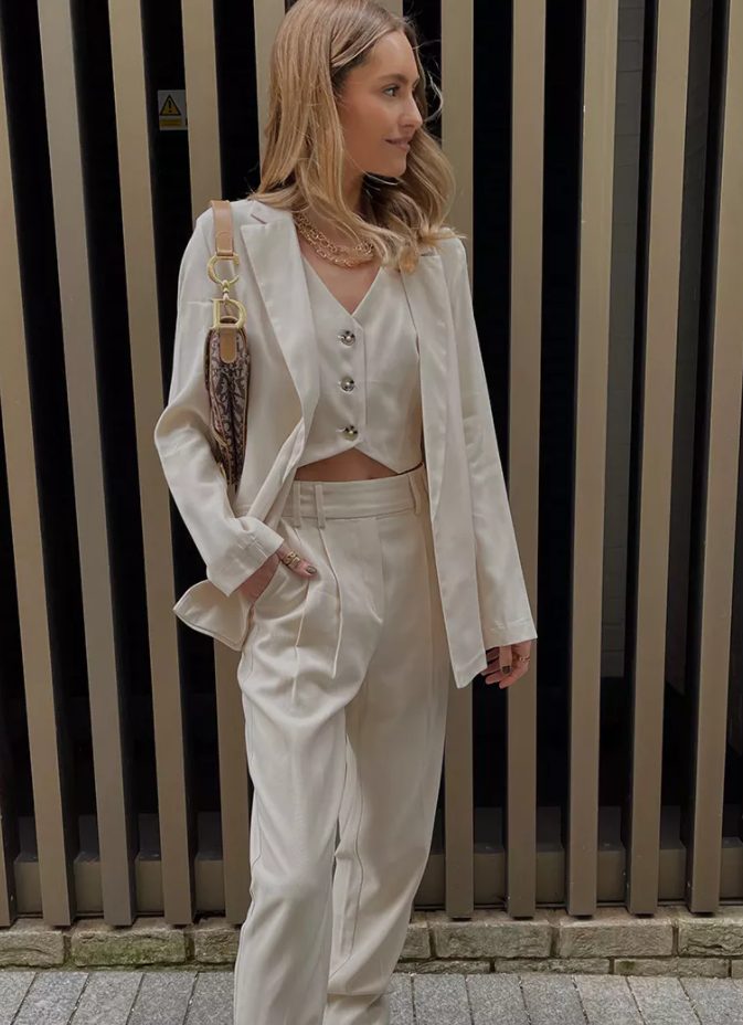 traje neutro primark