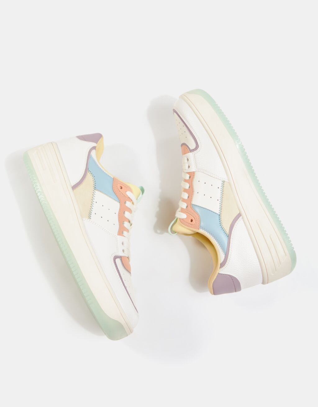 zapatillas grabadas bershka