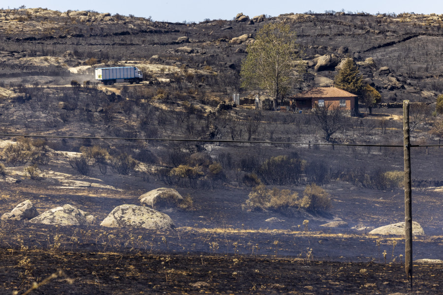 Castilla y León baja a nivel 1 el incendio forestal de Navalacruz