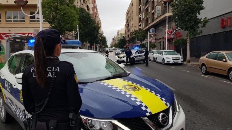 La Policía de Elche levanta cerca de 100 actas por consumo de alcohol en la Nit de l'Albà